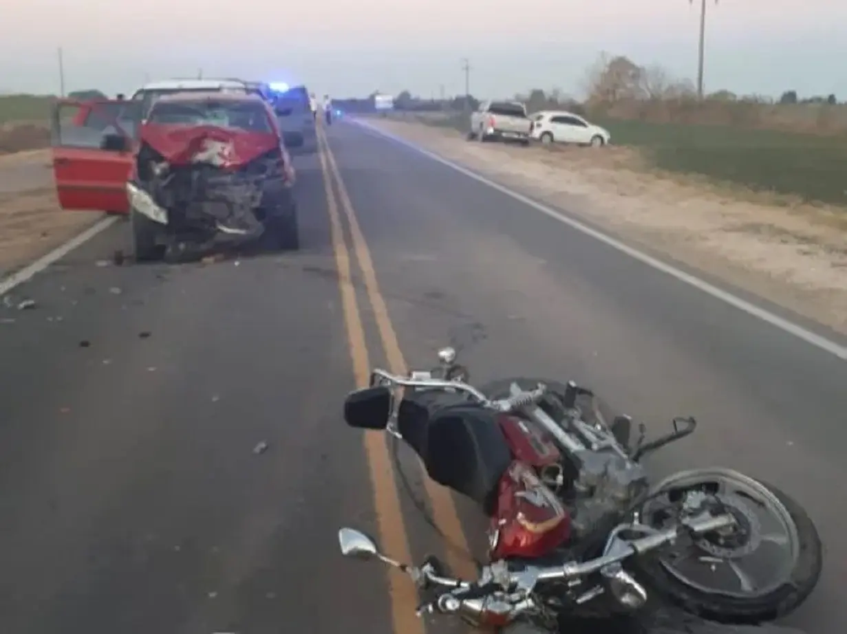 Expareja roba moto y choca de frente en la ruta durante su huida