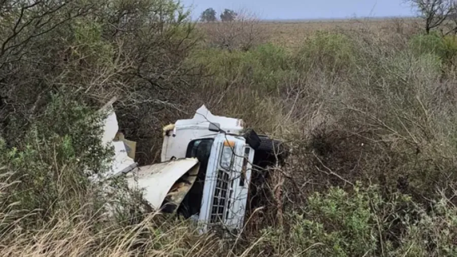 Conductor pierde el control y vuelca en la Ruta 2, provocando un accidente significativo