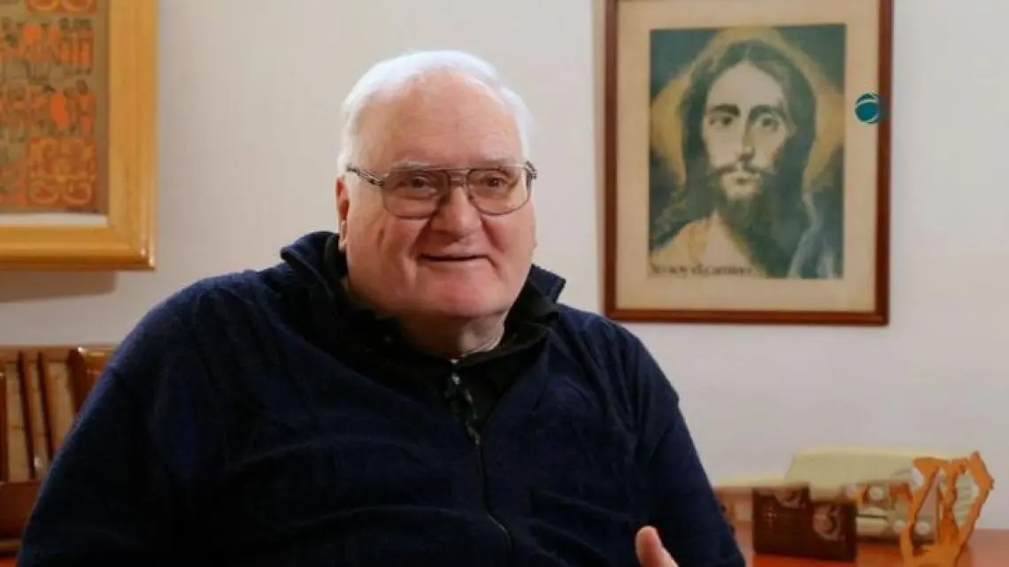 Sacerdote de San Cayetano denuncia “genocidio” contra los jubilados en conmovedora declaración