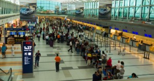 Creciente déficit de divisas: 1,6 millones menos de extranjeros y 4,4 millones más de argentinos salieron al exterior en 2025