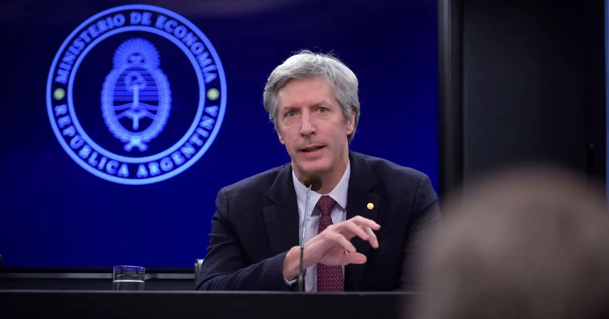 El FMI advierte sobre el uso de USD 3.000 millones en futuros por parte del Banco Central para frenar la devaluación del dólar