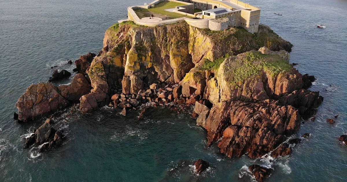Famoso fuerte en isla privada de Gales sale a la venta por 4 millones de dólares