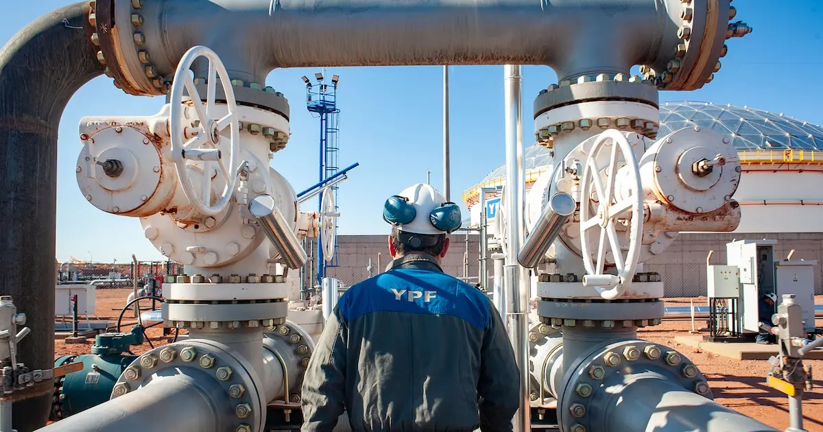 YPF finalizó la adquisición de yacimientos petroleros de Total en Vaca Muerta y aumenta la nacionalización en hidrocarburos
