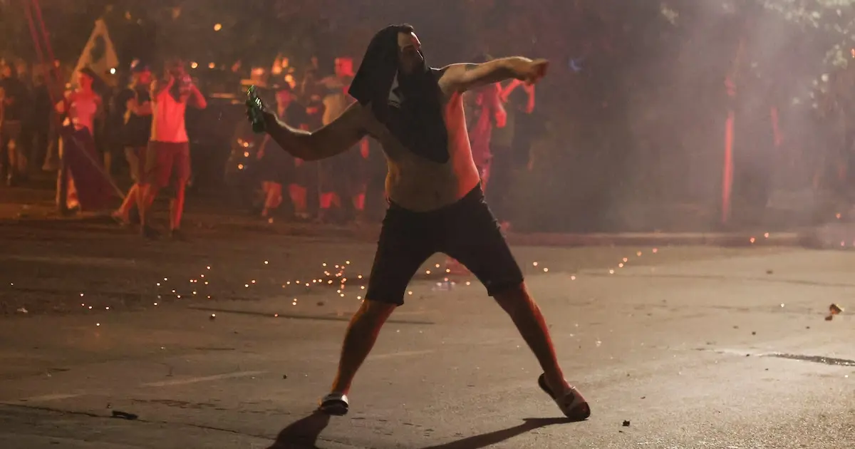 Tensión en Serbia: manifestantes y fuerzas de seguridad se enfrentan en la quinta noche de violentos disturbios