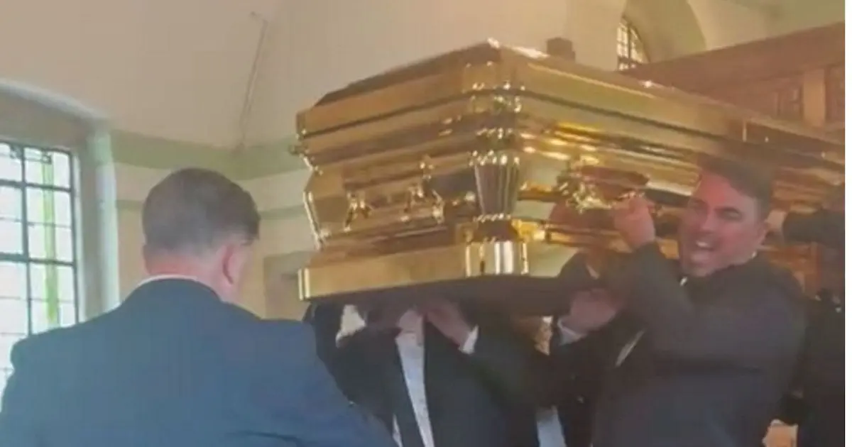 Un empresario londinense recibe un funeral excéntrico con caravana en Rolls-Royce y ataúd de oro macizo
