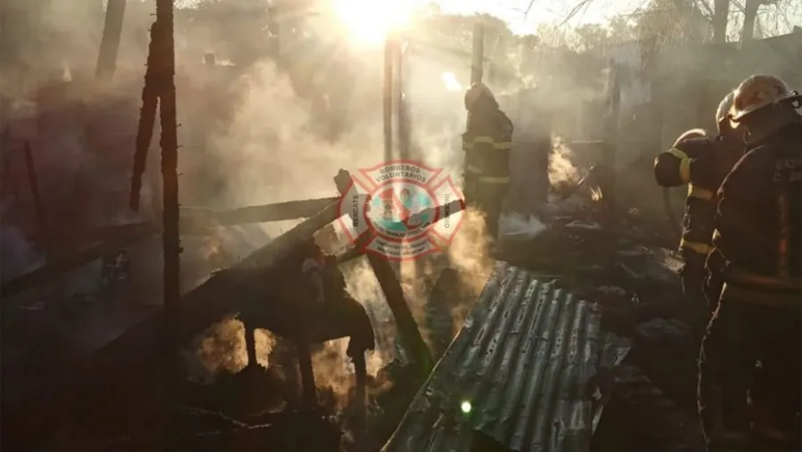 Bomberos agredidos por vecinos mientras combatían incendio en Concepción del Uruguay