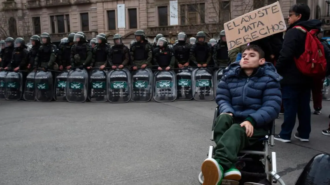 Fuerzas de seguridad reprimen a discapacitados que protestaban por la emergencia frente al Congreso tras veto de Milei