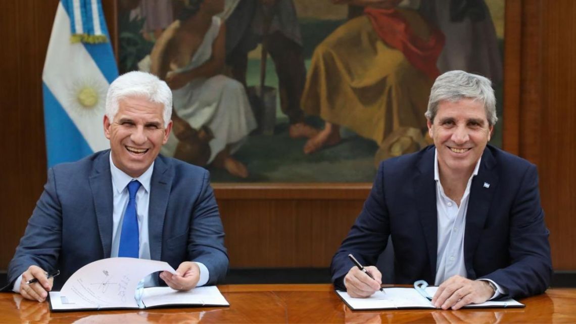 El Gobierno abre la billetera para la campaña: los aportes de Caputo a las provincias