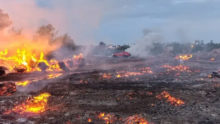 gualeguaychú: incendio afectó un predio de acopio de pallets de madera