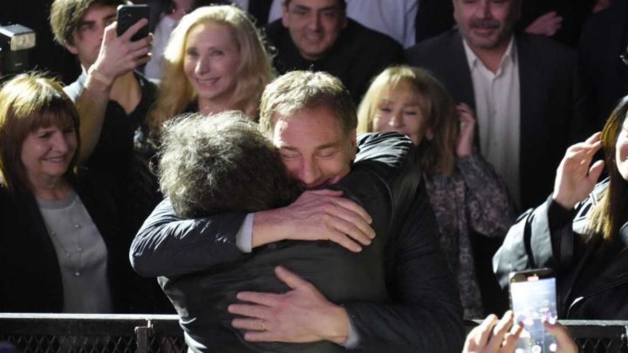 Milei ataca a Santilli: lo llamó “corrupto”, “engendro”, “inútil”, “pésimo candidato” y “comunista”