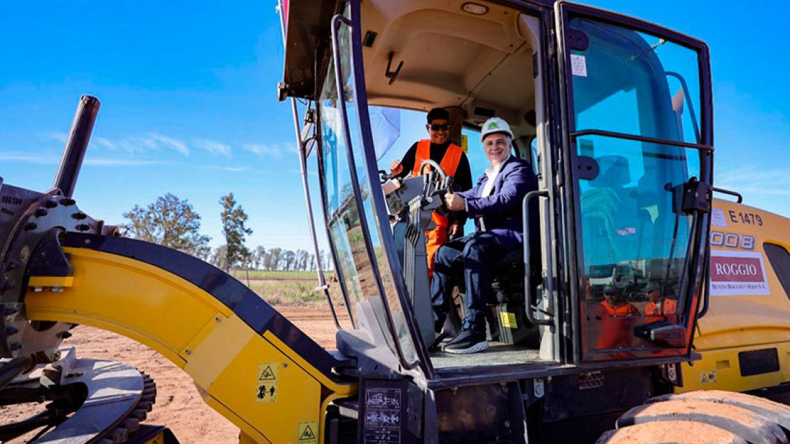 Llaryora reactiva la Ruta 19 con casco y anuncio propio mientras la Nación mira para otro lado