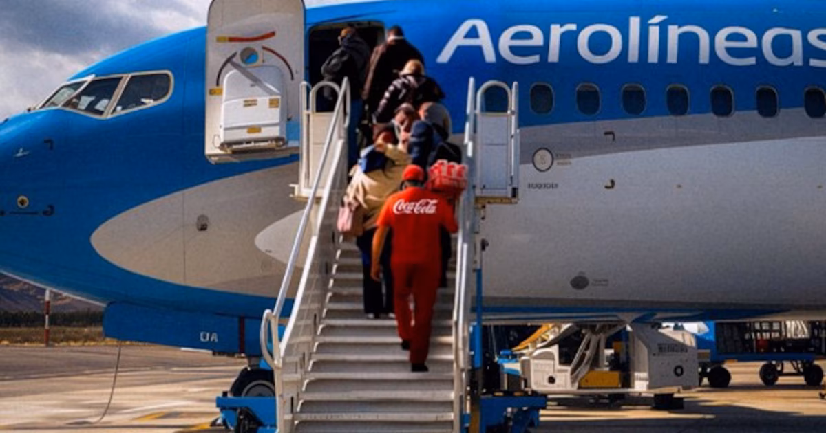 Aerolíneas Argentinas y Coca Cola reanudaron alianza comercial: vuelve la presencia de la marca en todos los vuelos