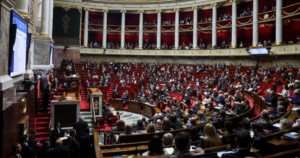 Parlamento francés frena la reforma de pensiones de Macron y desactiva una crisis política