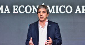 Bonos en dólares cayeron tras emisión del Bonar 2029: ¿se apuró Caputo? Mercados esperaban tasa <9% y piden reservas