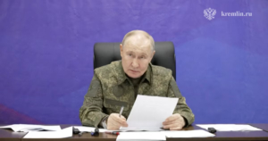 Putin, en uniforme militar y antes de la reunión con Witkoff, anunció la toma de una ciudad clave en Ucrania