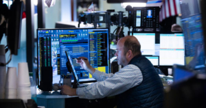 riesgo país baja a 561 tras anuncios del Gobierno y se acerca al mínimo de la era Milei; dólar cierra al alza