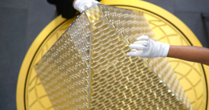 Lujo navideño en clave política: árbol de 3 m hecho con 2018 monedas y estrella de oro puro desata polémica