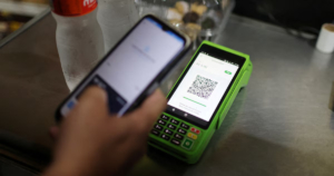 PIX en Brasil: por una traba impositiva, bancos quedan fuera del millonario negocio veraniego frente a fintech y cripto