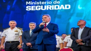 Llaryora endurece el Código y veta ‘naranjitas’ y limpiavidrios; impone sanciones a antivacunas