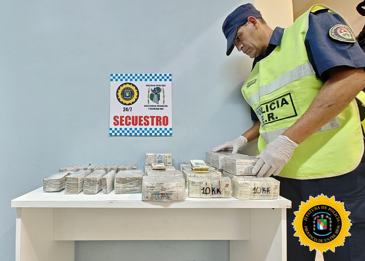 Descubren más de $243 millones ocultos en un vehículo