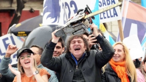 El hechizo y la tormenta: el encanto político frente a la crisis económica que sacude al país