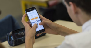 Macron acelera proyecto para prohibir redes sociales a menores de 15 años y enciende debate en Francia