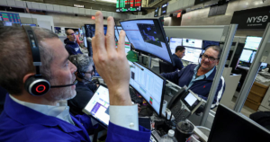 Mercados: S&P Merval +3,2% y supera 3 millones; bonos en dólares +0,1% y ajenos a la tensión global; riesgo país 566