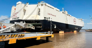 En medio de la polémica, el Changzhou llegó a Argentina y descargó cerca de 5.800 autos híbridos y eléctricos