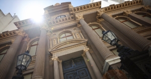 el banco central superó el 10% de la meta 2026 de reservas y con más de USD 1.000 millones apoya la baja del riesgo país