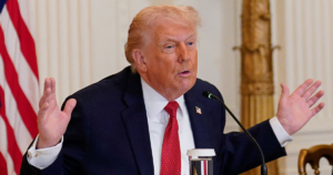 Donald Trump amenaza con imponer aranceles a países que no respalden su intento de controlar Groenlandia