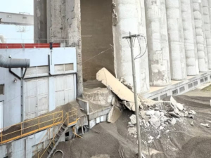 Colapsó un silo de casi 100 años: se derrumbó la pared en un puerto cerealero