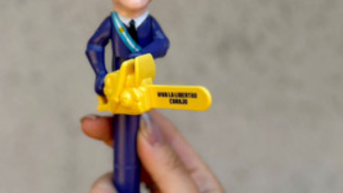 Milei llevó su merchandising al Congreso: lapicera con motosierra y frases icónicas