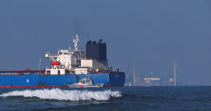 Crisis en el mercado negro del petróleo ruso e iraní sacude redes de contrabando y presiona a gobiernos aliados