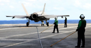 Estados Unidos derribó un dron iraní que se acercó a un portaaviones en el Mar Arábigo, alarma internacional