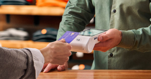 Un mercado diverso: por qué los adultos mayores no son un consumidor único y qué exige la política