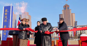 El dictador Kim Jong-un inaugura barrio para familias de soldados norcoreanos enviados a morir en la guerra de Putin