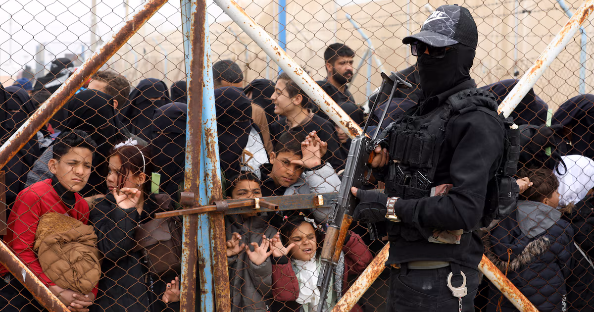 El Ejército sirio ratifica control de la cárcel al-Hol y reubica a las familias