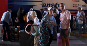 Éxodo turístico de Cuba por la crisis de combustible sacude la isla y abre debate político regional