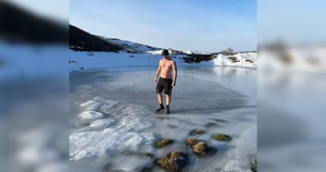 Italiano camina descalzo y sin camiseta sobre la nieve: el frío lo reivindica y abre debate político sobre salud