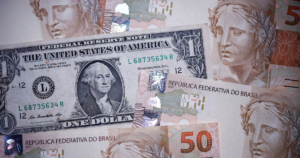 El dólar cae más allá de Argentina: qué ocurre con monedas emergentes (incluido el real) y por qué pasa