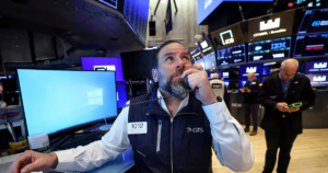 Caen acciones argentinas por factores domésticos y globales; S&P Merval -4,7% y acciones en Wall Street hasta -18%