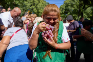 Viñateros regalaron uvas en protesta y evidenciaron una crisis productiva